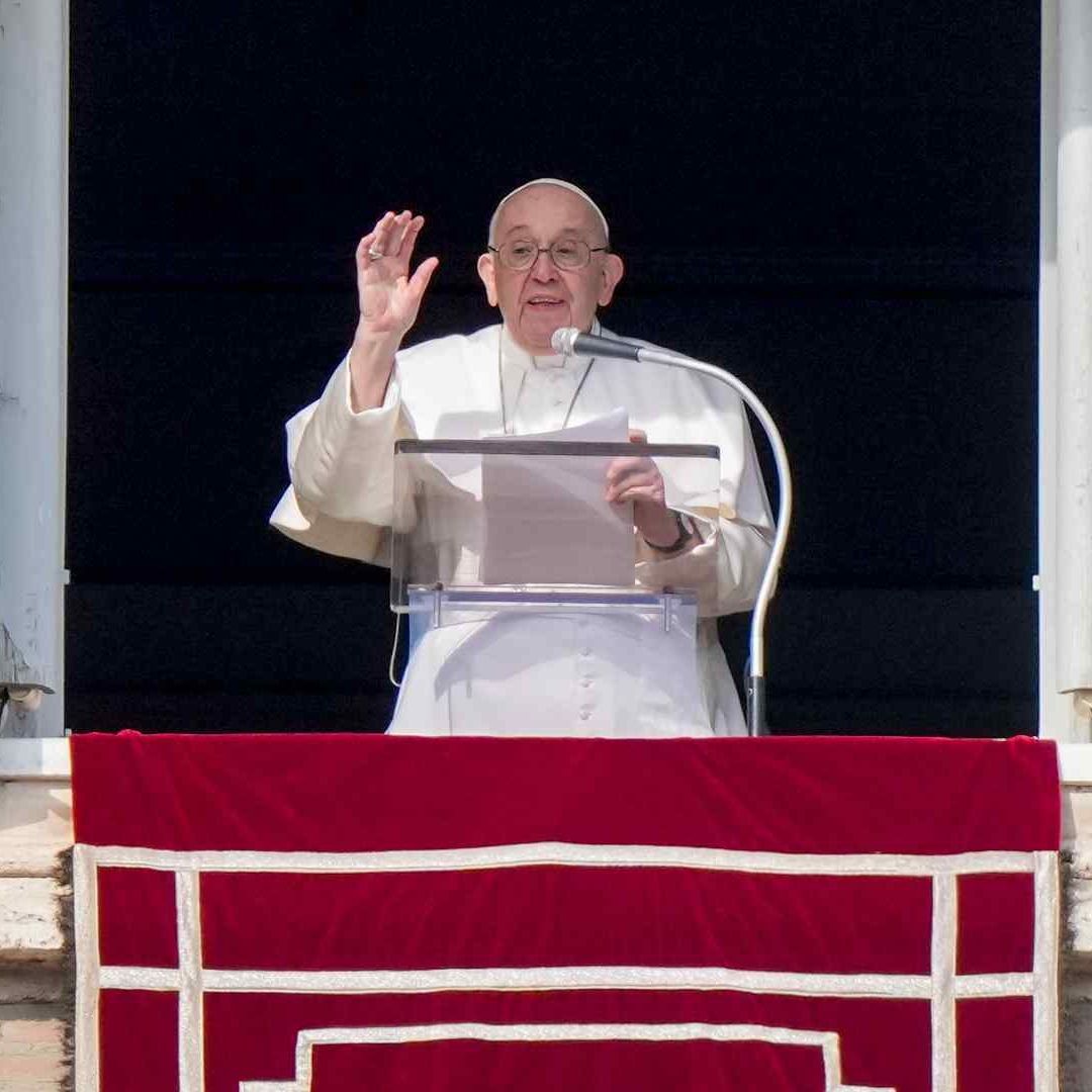El papa Francisco durante el rezo del Ángelus dominical desde la ventana del Palacio Apostólico