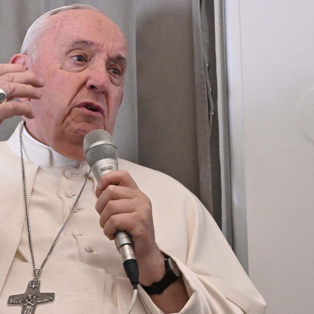 Papa Francisco dice que criminalizar a personas LGBT es pecado