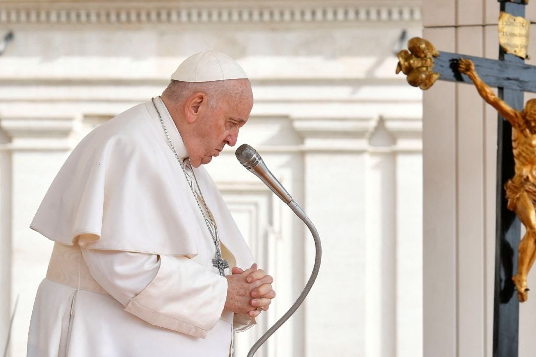 El papa Francisco sufre una infección respiratoria que requerirá hospitalización varios días, informó el Vaticano