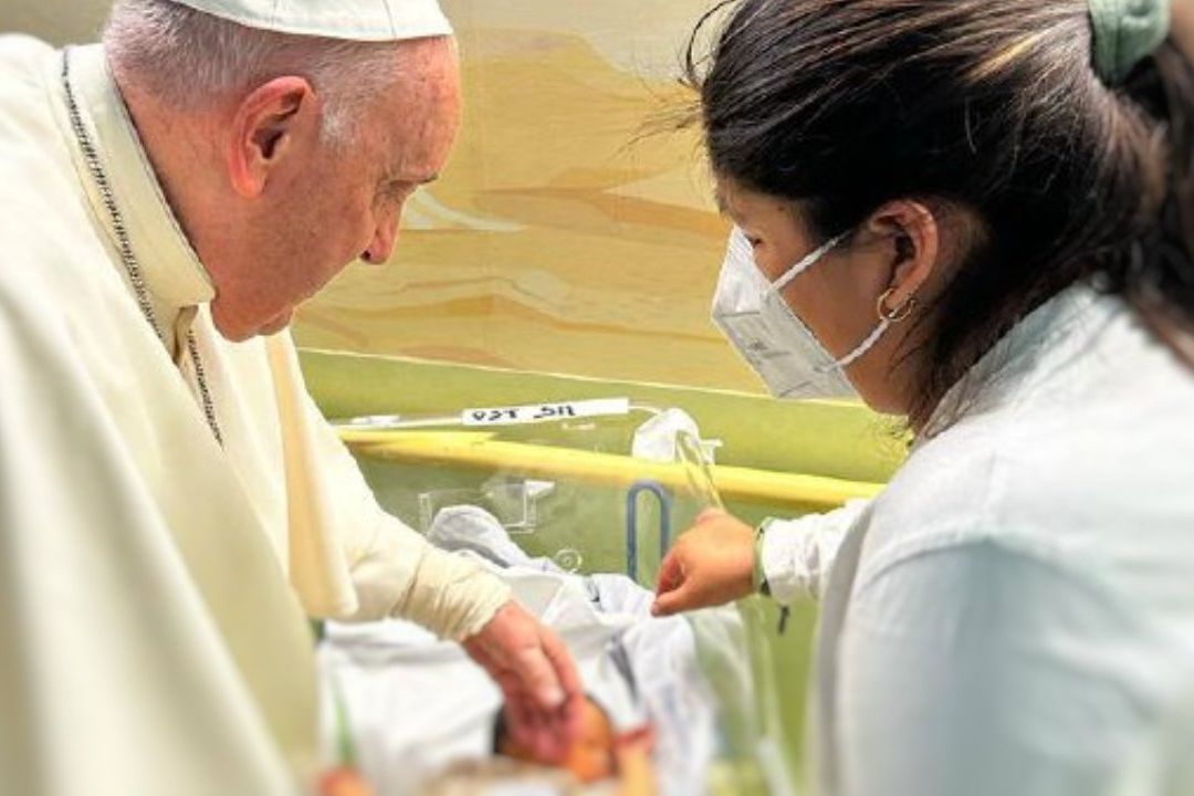 Papa Francisco Visita Oncología Pediátrica y Bautiza a Bebé en Hospital Donde Se Recupera
