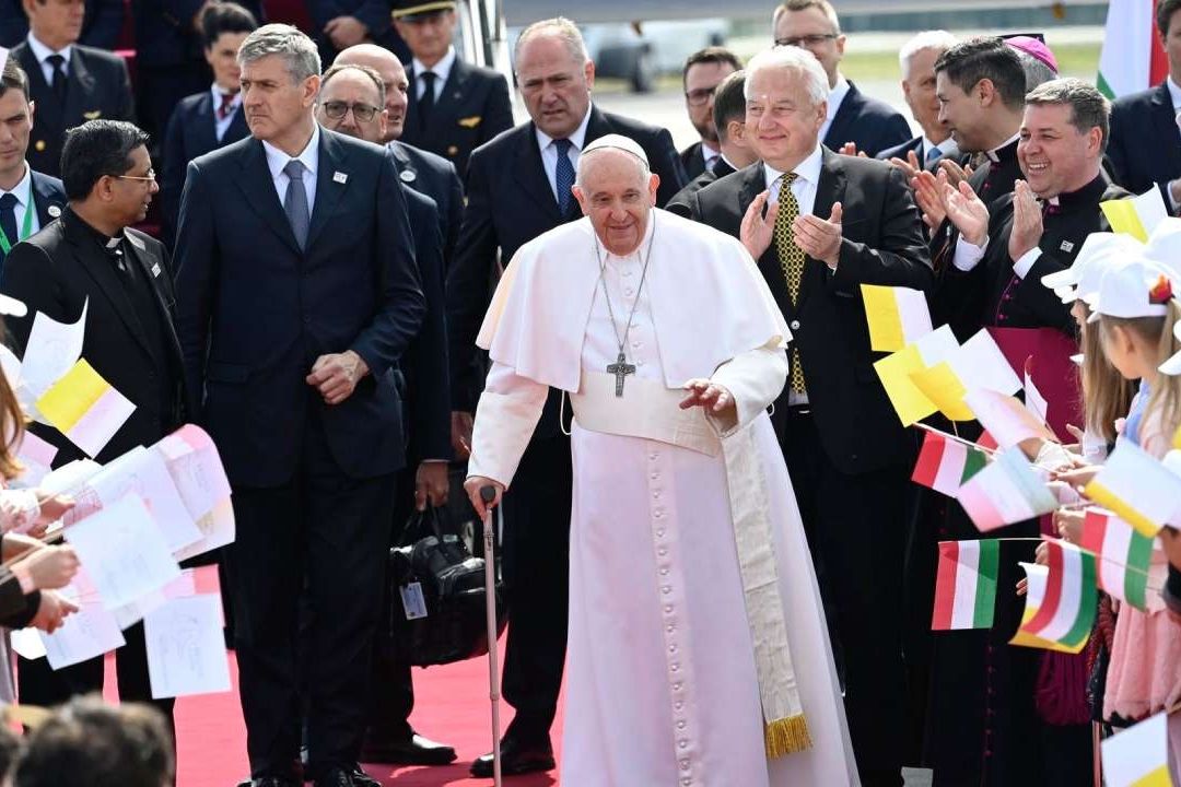 El Papa Francisco Llega a Hungría para Visita de 3 Días
