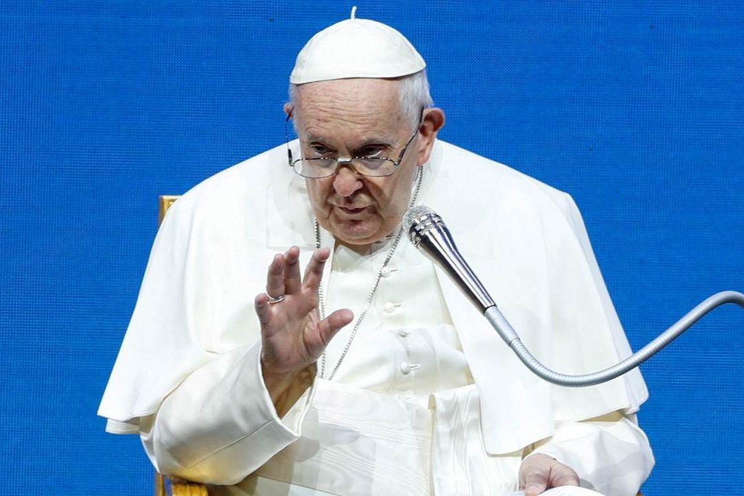 Mujer Pide Bendecir a ‘Su Niño’, y Papa Francisco Pierde la Paciencia por Tratarse de un Perro