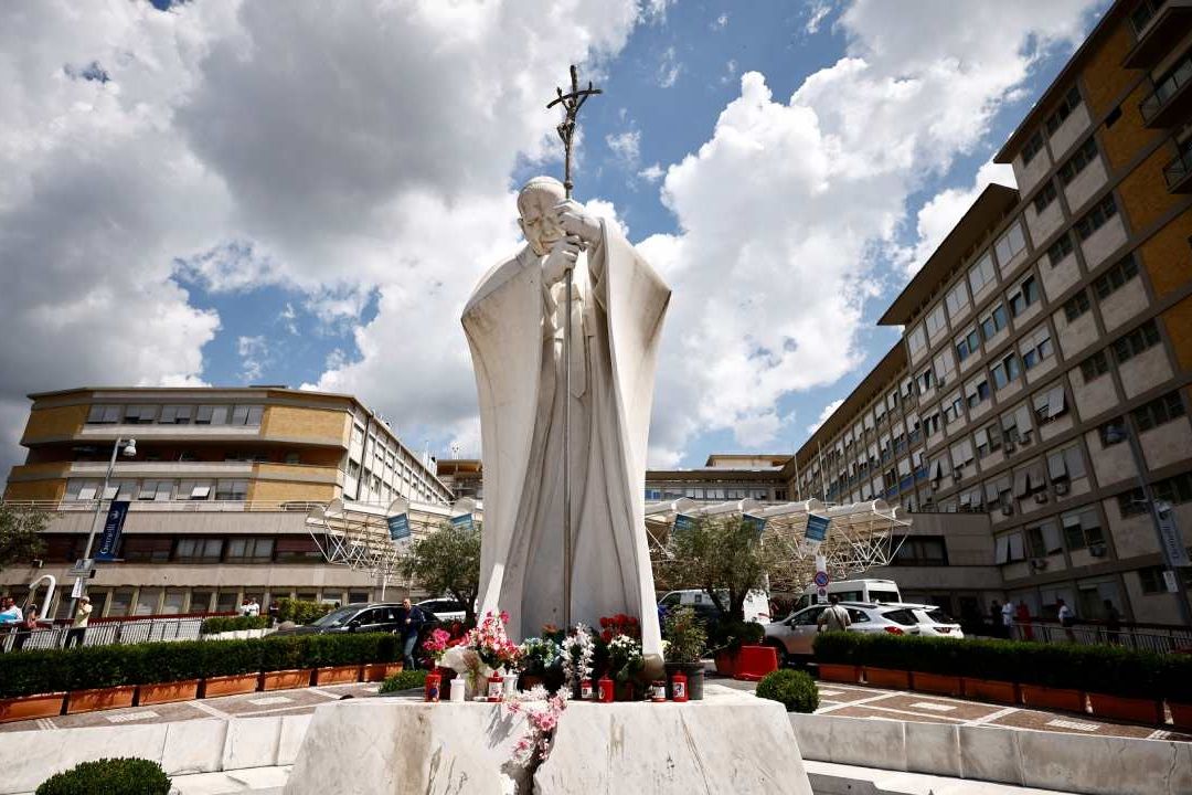 Papa Francisco Acude a Exámenes Médicos en Hospital de Roma