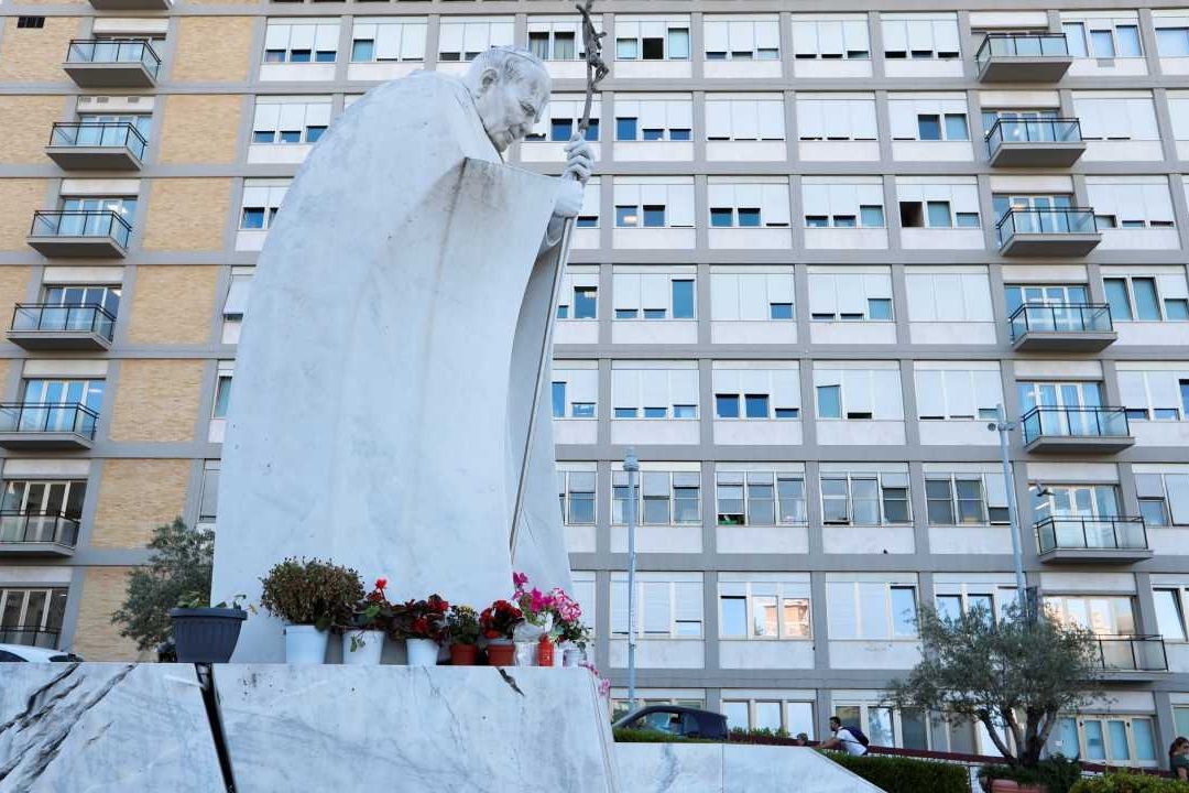 Tranquila, Segunda Noche del Papa Francisco en el Hospital