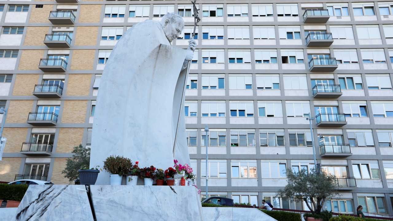 Tranquila, Segunda Noche del Papa Francisco en el Hospital