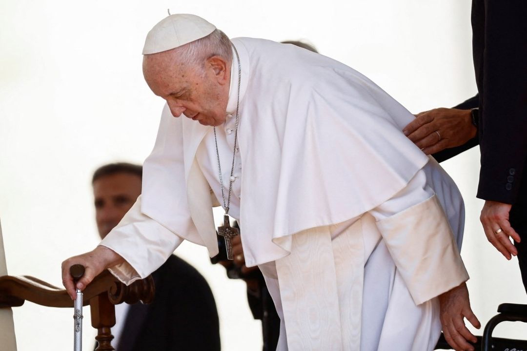 Papa Francisco Mejora, se Levanta y Retoma el Trabajo
