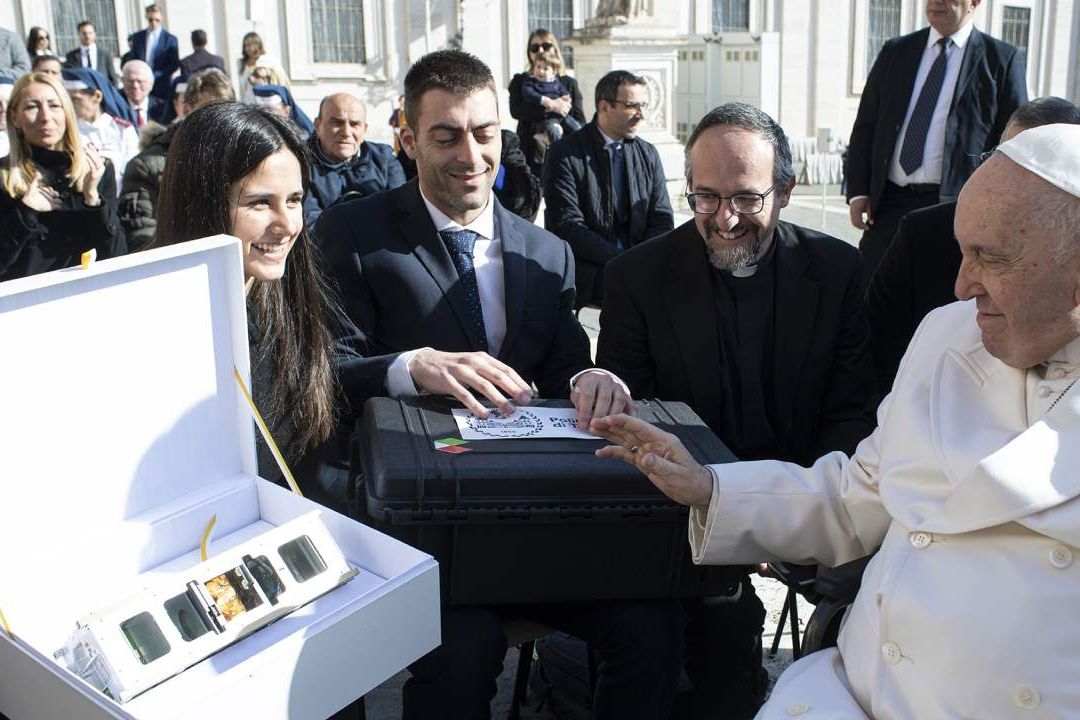 Vaticano lanza al espacio una oración del papa Francisco