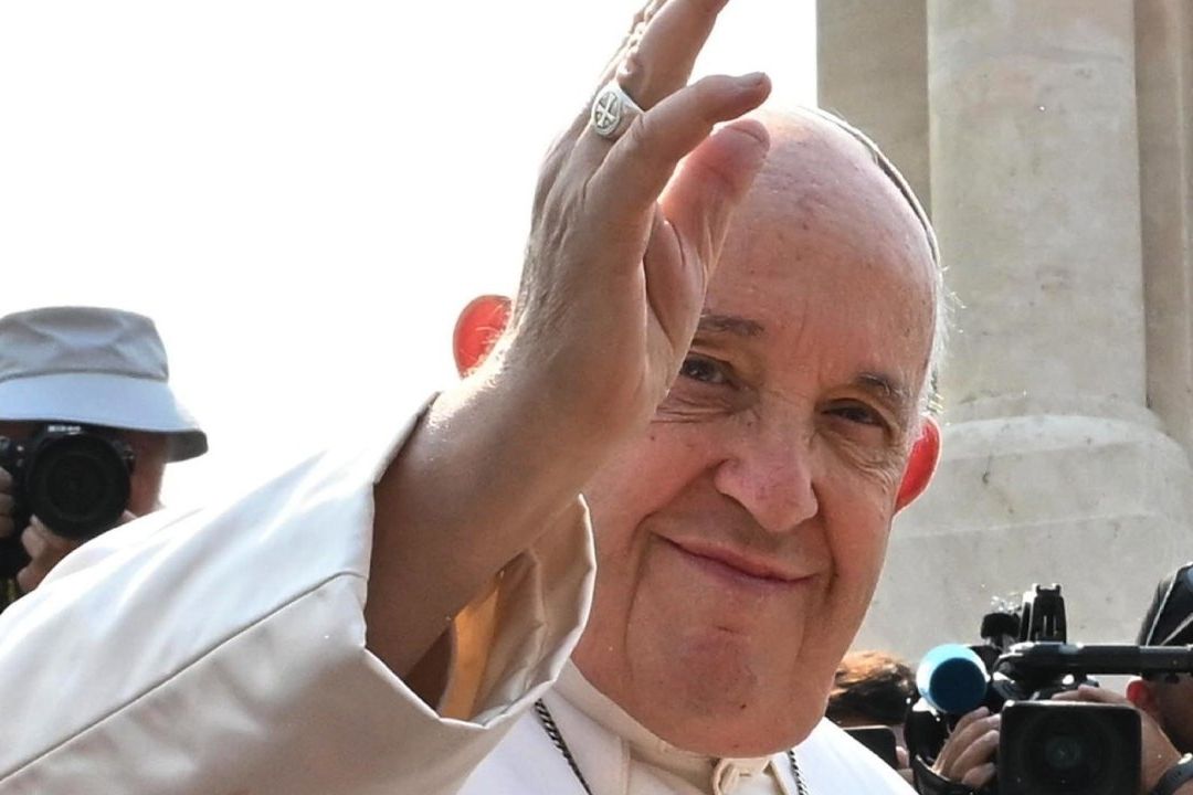 El papa Francisco Visita el Santuario de Fátima y Reza por la Paz