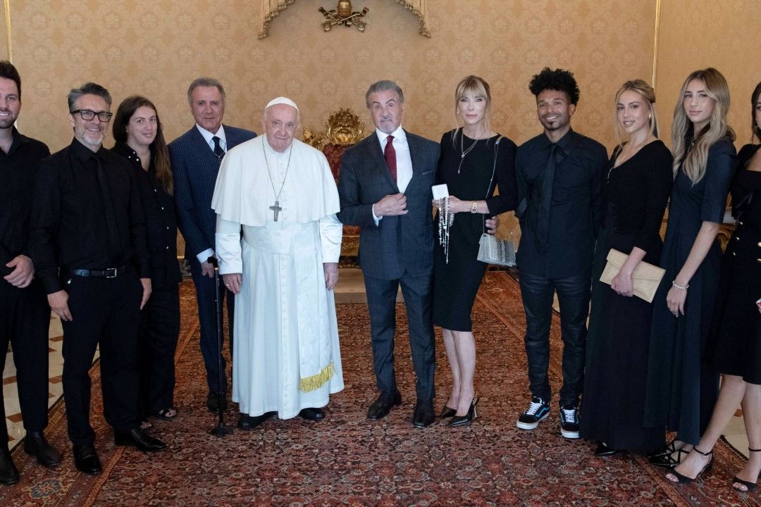 Papa Francisco recibe a Sylvester Stallone y su familia en el Vaticano