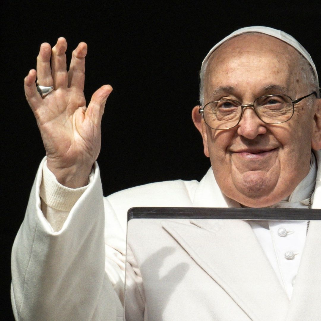 El papa Francisco encabeza una oración desde su ventana en El Vaticano, el 8 de diciembre de 2023.