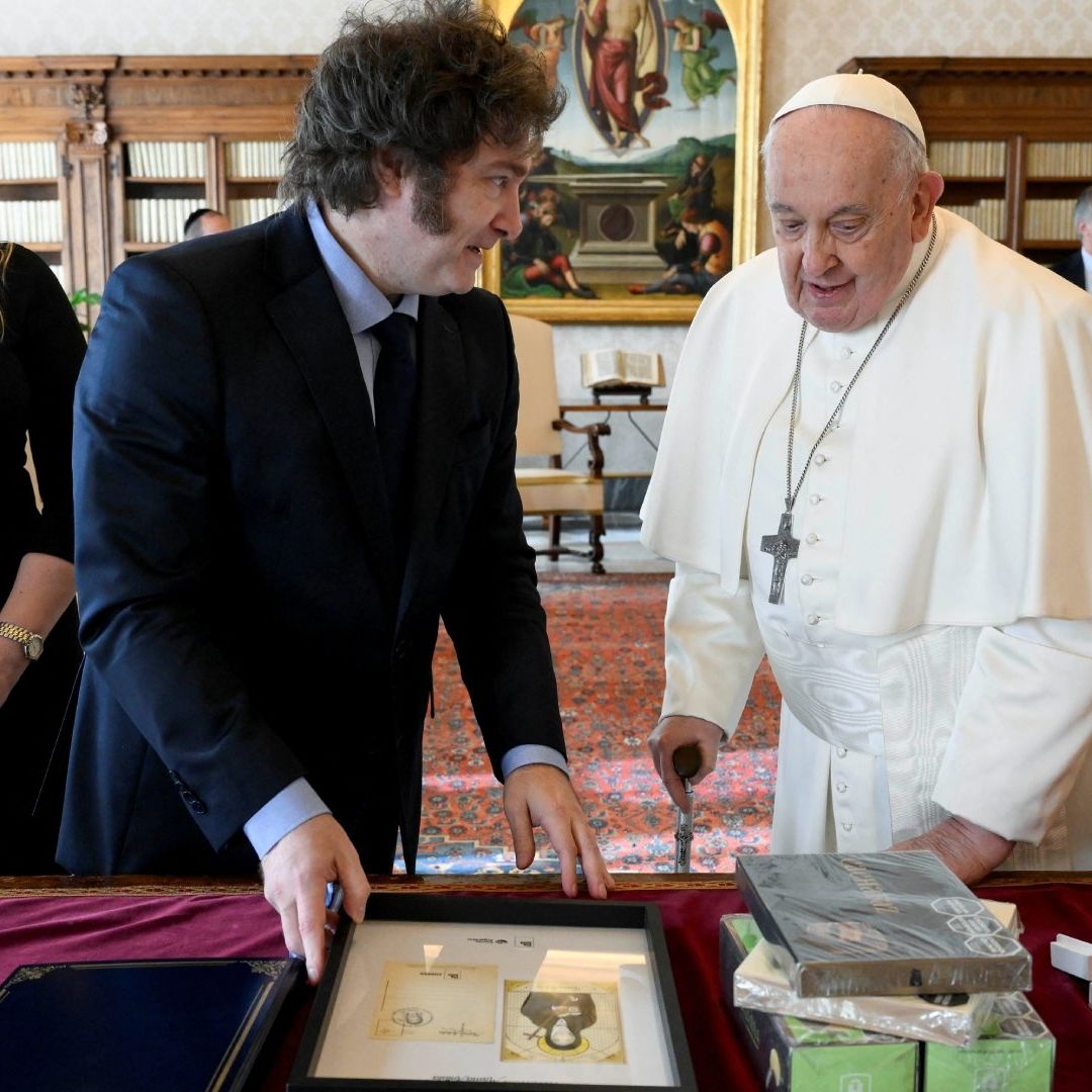 Milei Se Reunió Una Hora con el Papa Francisco y Le Regaló Alfajores