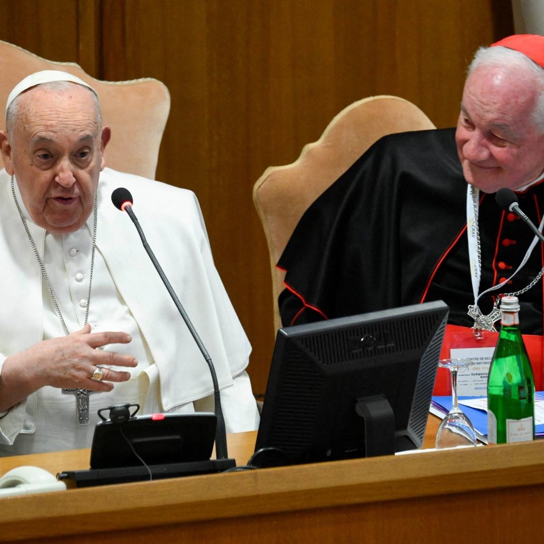Papa Francisco con participantes de la conferencia 'Hombre y mujer, imagen de Dios'.