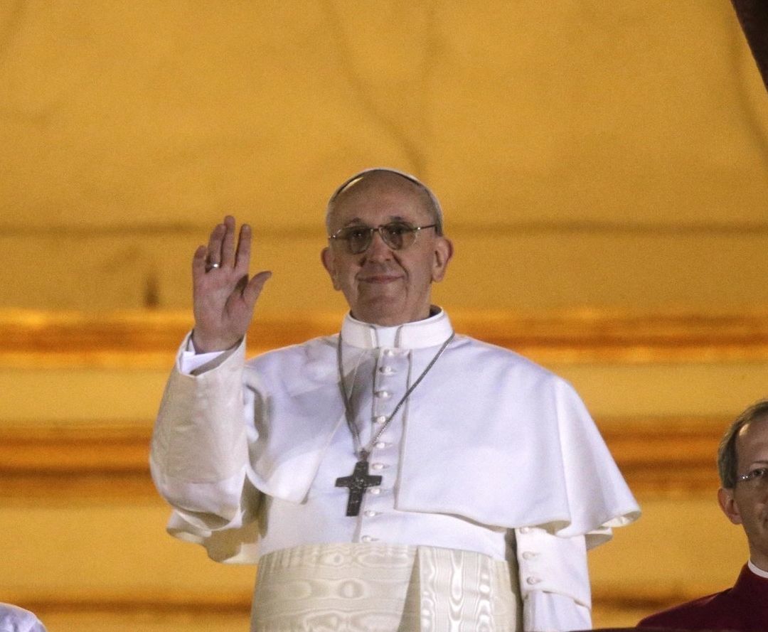 El papa Francisco saluda a la multitud desde el balcón central de la Basílica de San Pedro en el Vaticano, minutos después de su elección el 13 de marzo de 2013