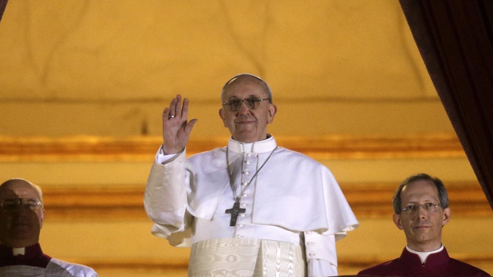 El papa Francisco saluda a la multitud desde el balcón central de la Basílica de San Pedro en el Vaticano, minutos después de su elección el 13 de marzo de 2013