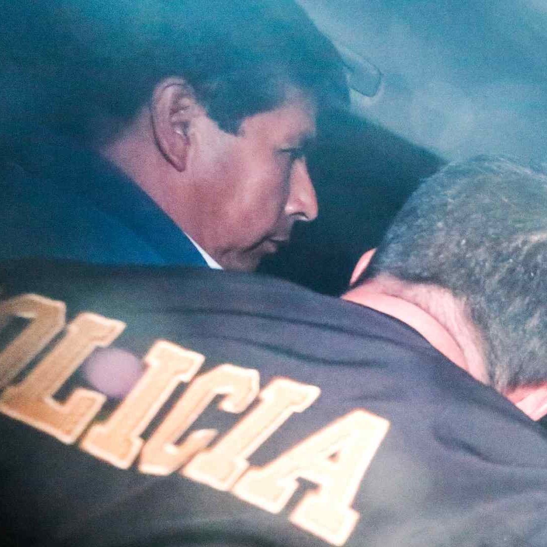 Pedro Castillo es vigilado por integrantes de la Policía Nacional durante su traslado al penal de Barbadillo