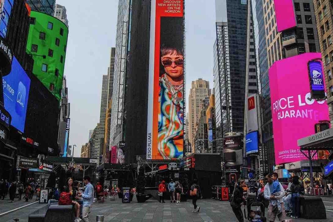 Peso Pluma Aparece en Pantallas de Times Square en Nueva York