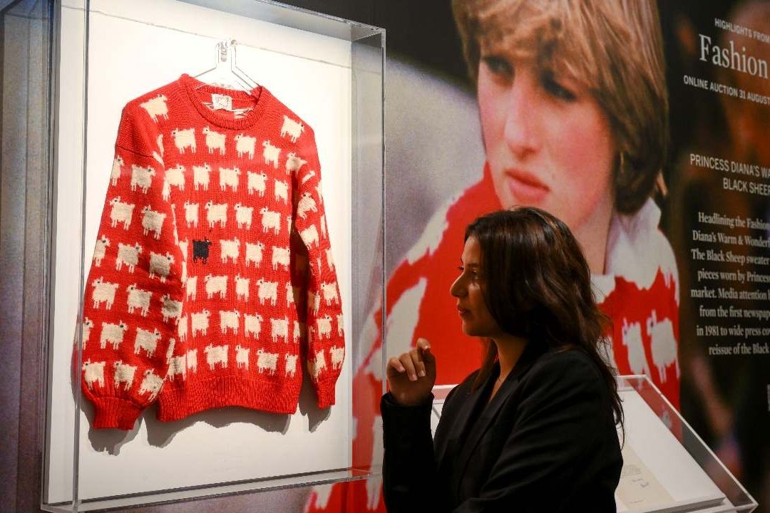 El suéter original 'Black Sheep' de la princesa Diana de Gales, conocida como Lady Di, estará a la venta a finales de agosto de 2023