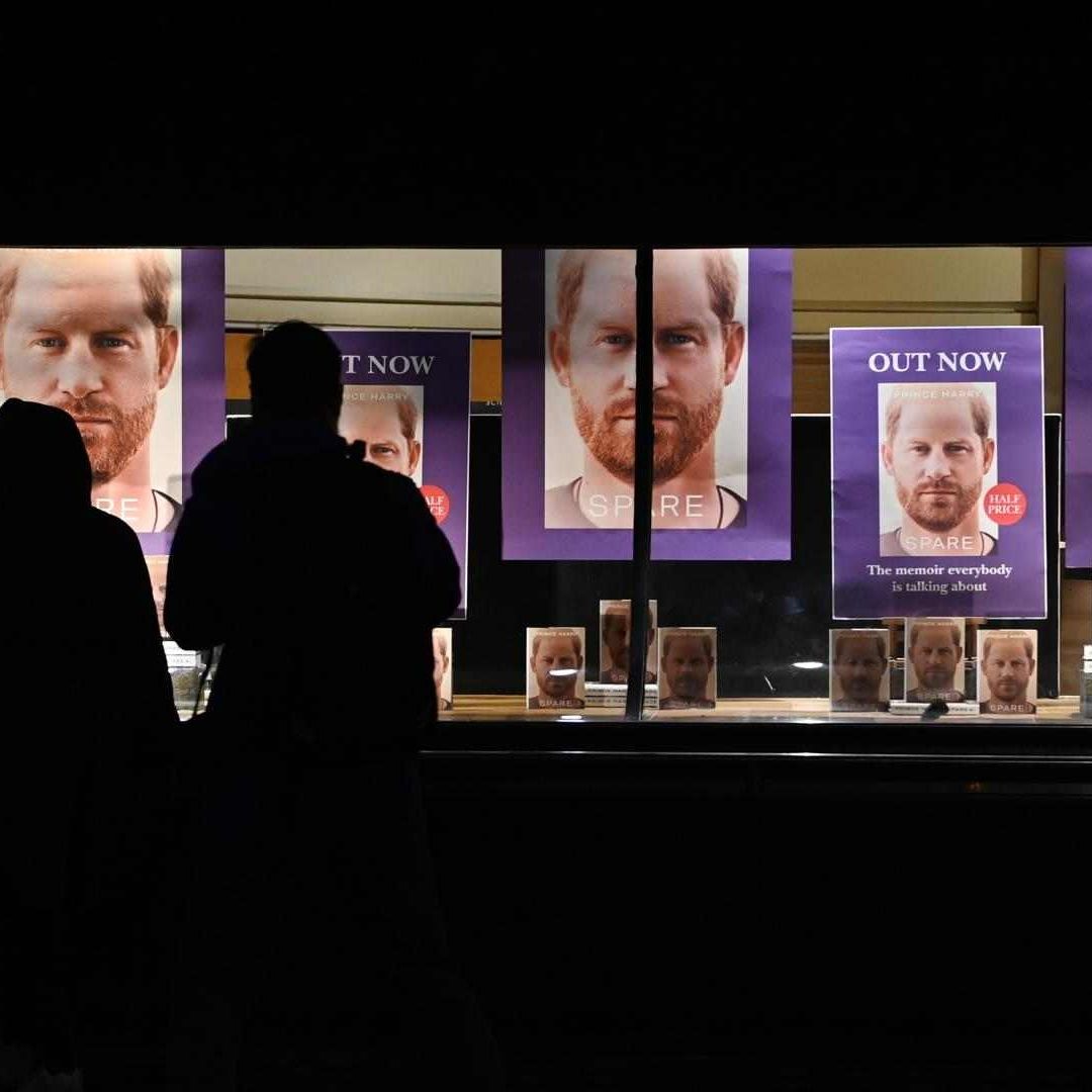 Las controvertidas memorias del Príncipe Harry, se exhiben en librerías de Londres