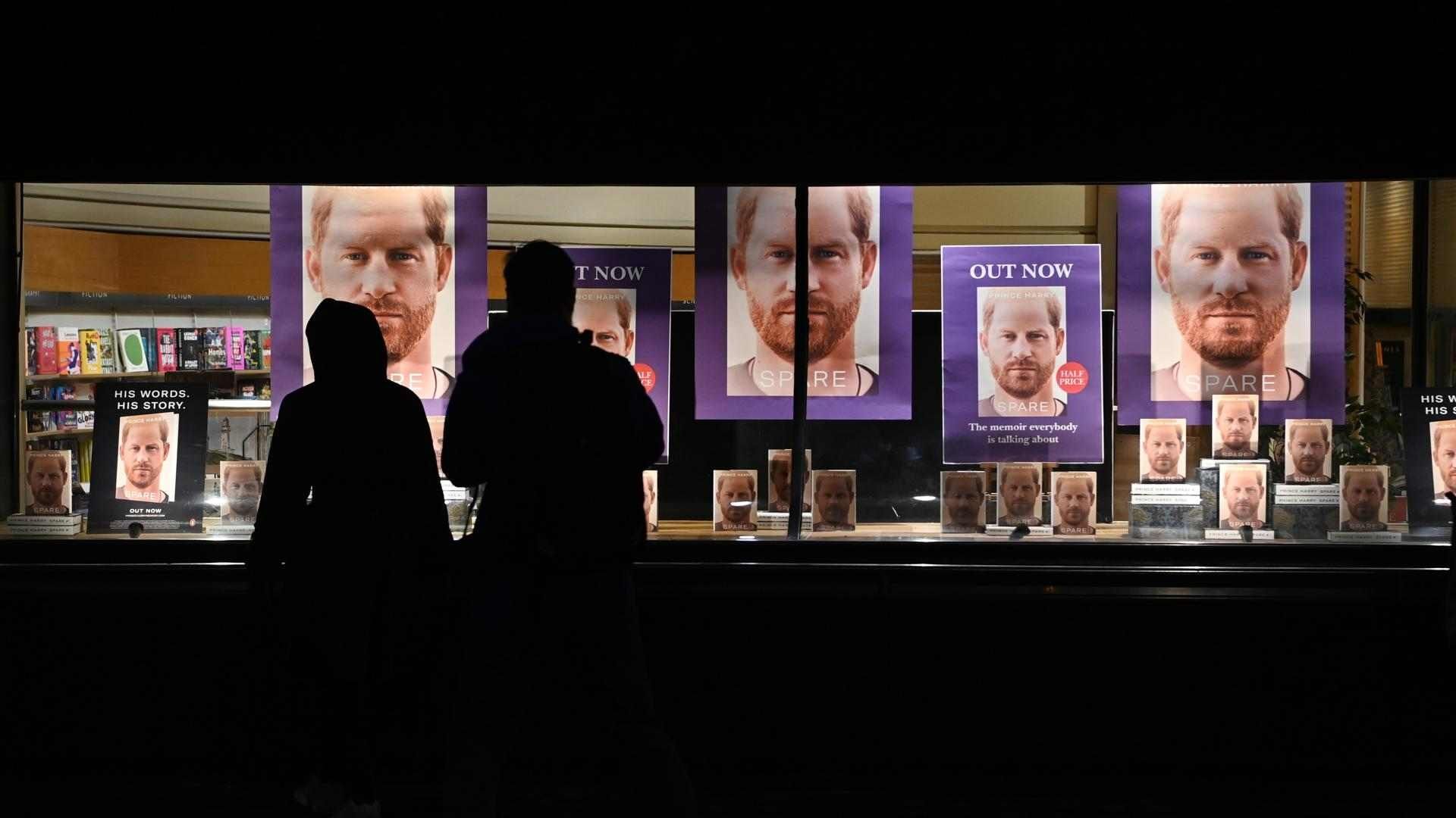 Las controvertidas memorias del Príncipe Harry, se exhiben en librerías de Londres