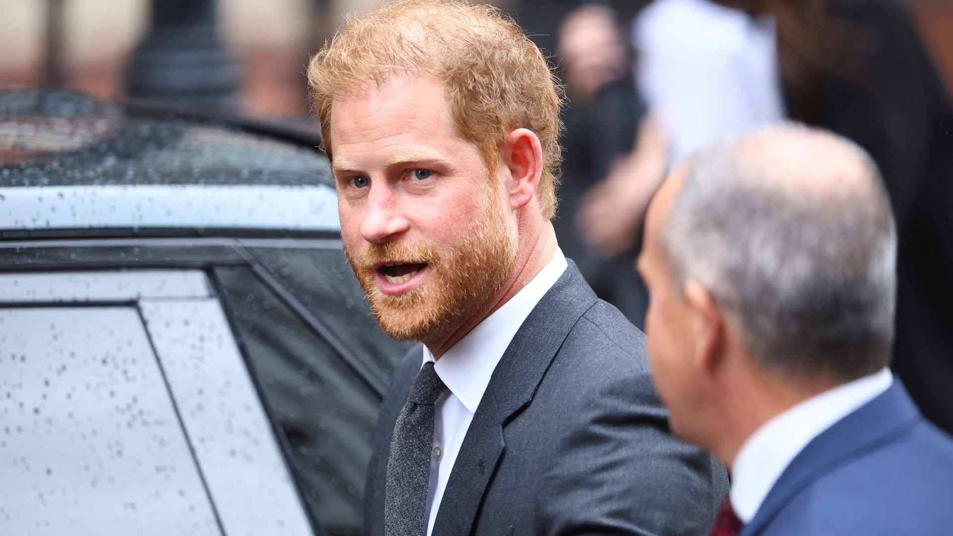 Harry, hijo menor del rey Carlos, inició acciones legales contra Associated Newspapers