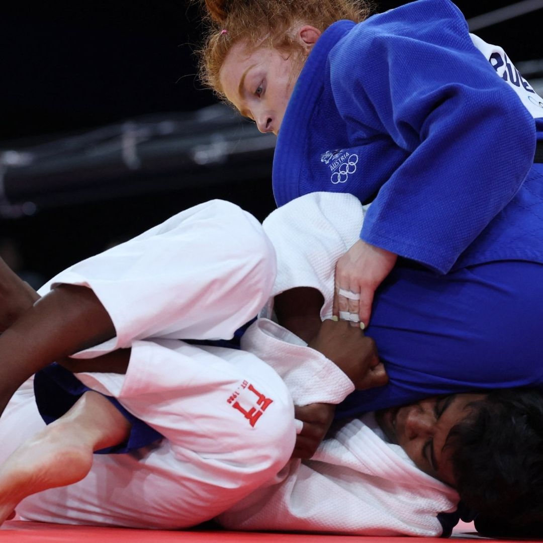 Prisca Awiti Alcaraz de México en acción contra Lubjana Piovesana de Austria.