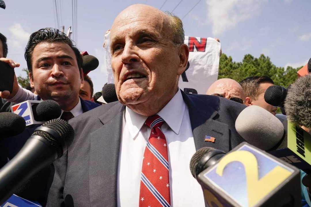 Rudy Giuliani se Entrega en Cárcel por Cargos Electorales de 2020
