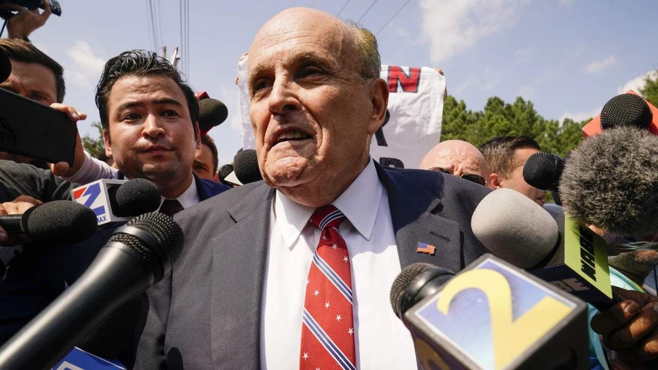 Rudy Giuliani se Entrega en Cárcel por Cargos Electorales de 2020