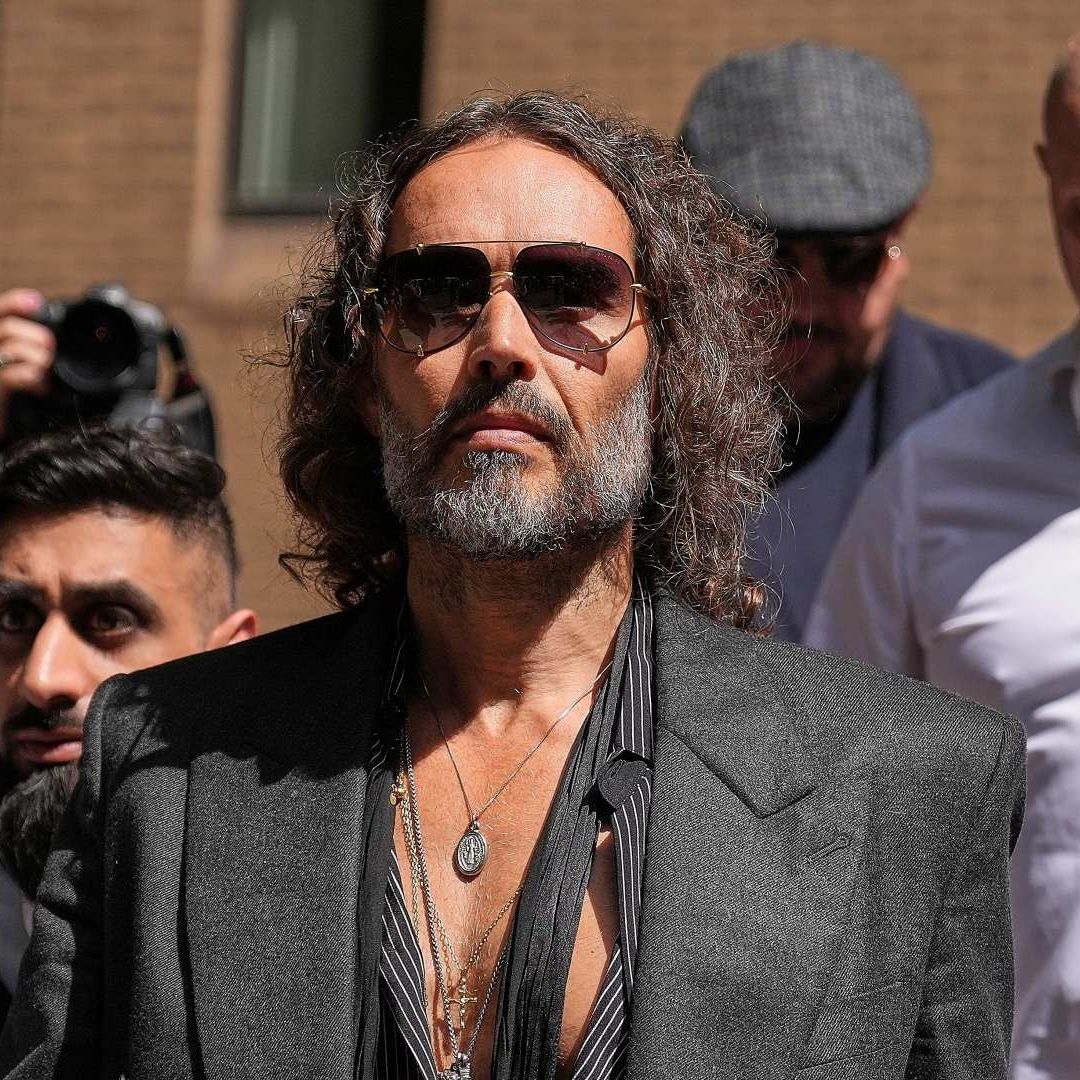 Russell Brand sale del Tribunal de la Corona de Southwark, Londres, en mayo de 2025