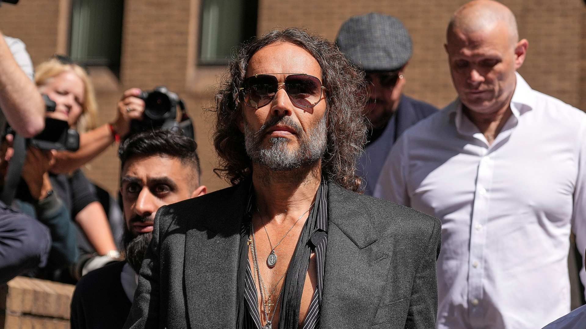 Russell Brand sale del Tribunal de la Corona de Southwark, Londres, en mayo de 2025