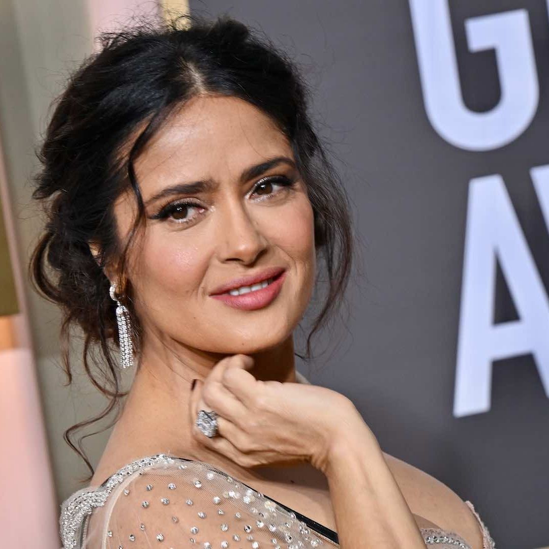Salma Hayek durante la alfombra roja de los Globos de Oro