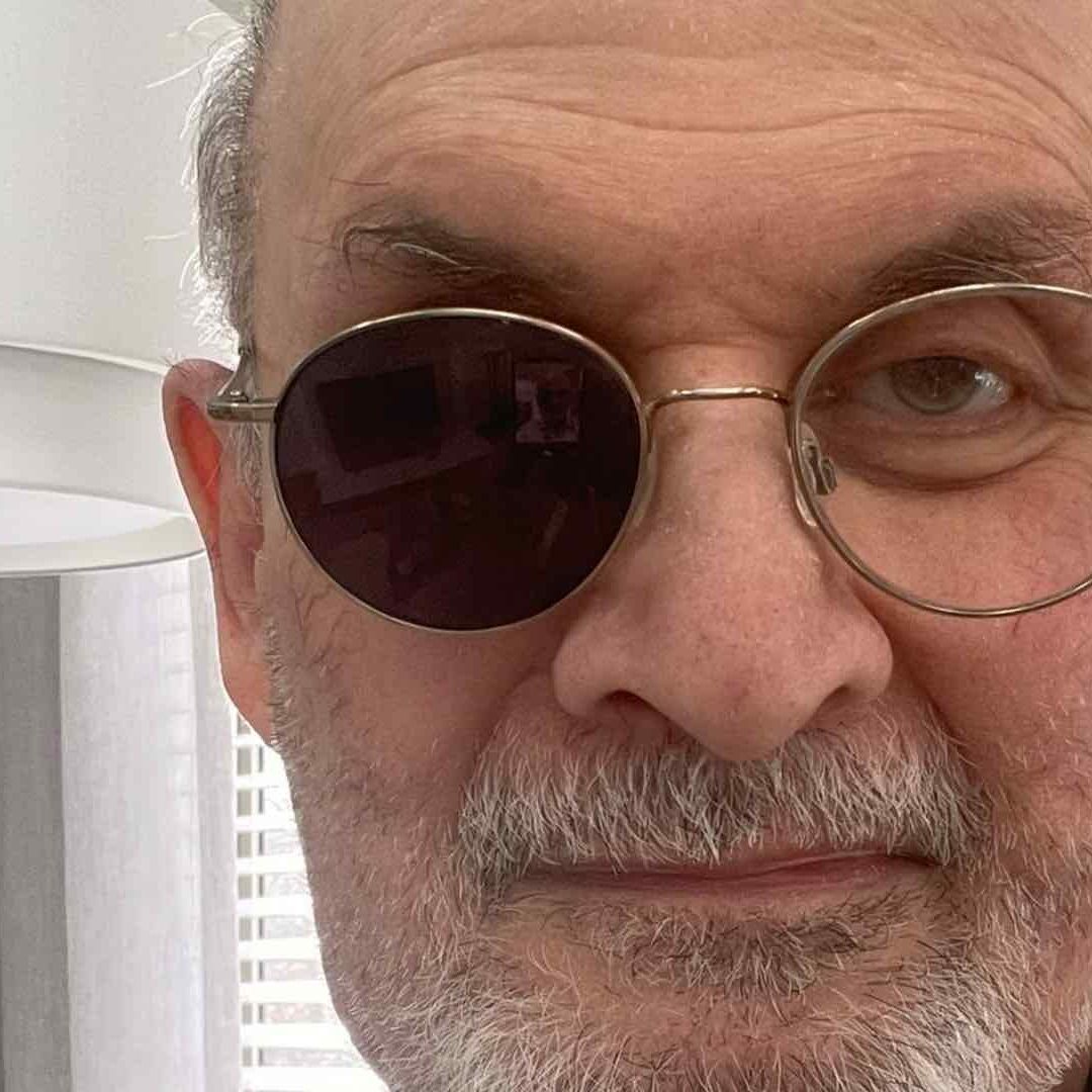 Selfie de Salman Rushdie tras el ataque recibido