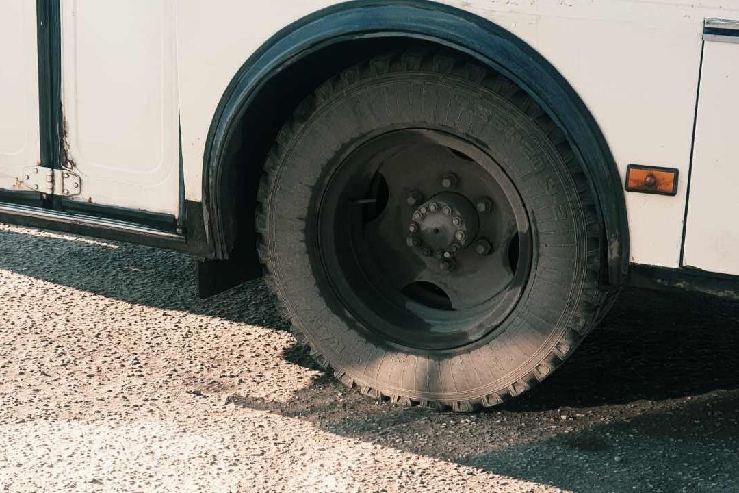 40 Personas Levantan Autobús para Liberar a un Joven Bajo la Llanta