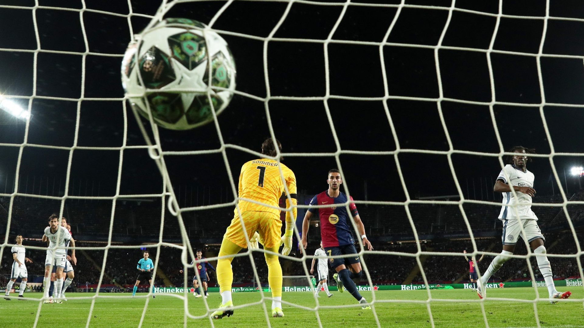 Barcelona y el Inter de Milán ofrecieron un partidazo en semifinales de la Champions 2025. Foto: Reuters