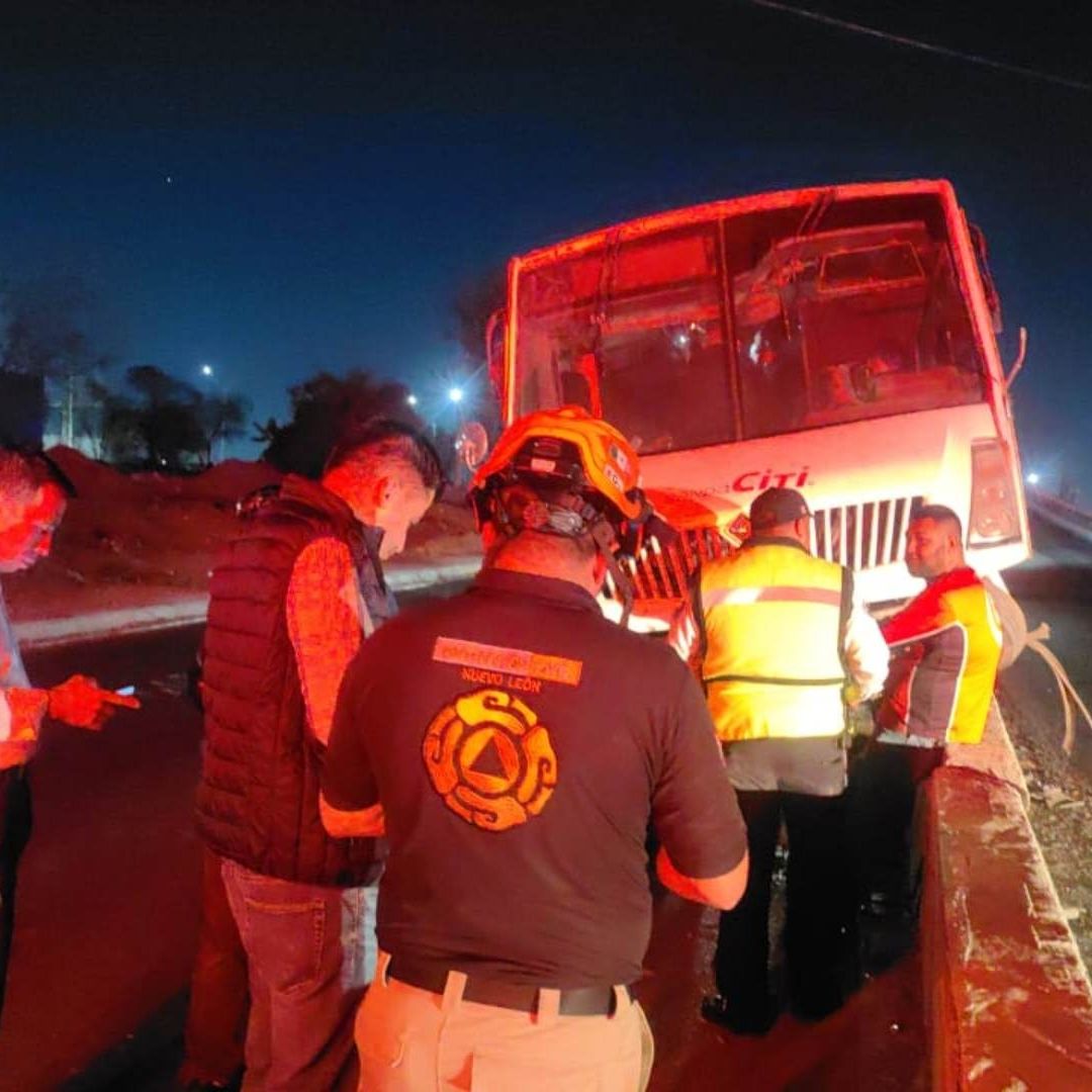 Autoridades asegurando el área del accidente
