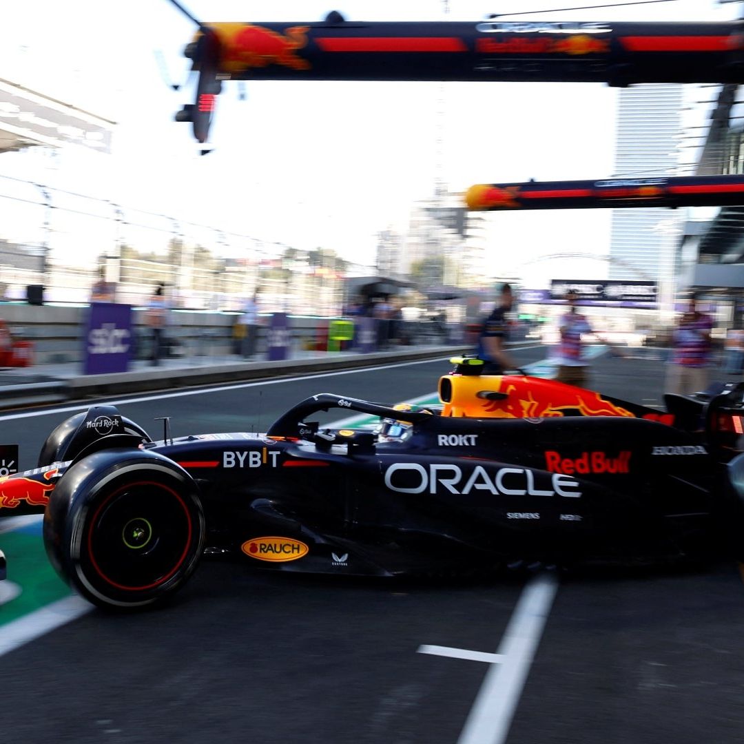 Checo Pérez termina tercero en primeras prácticas de Jeddah