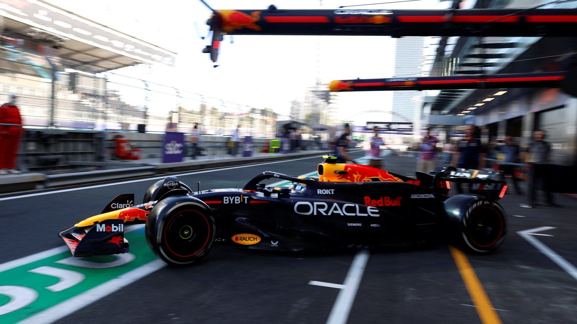 Checo Pérez termina tercero en primeras prácticas de Jeddah