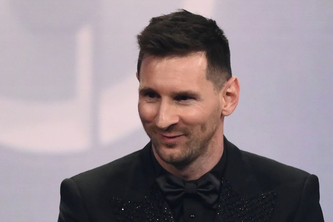 Leo Messi saludó a varios de sus fanáticos desde su automóvil durante su visita en Argentina