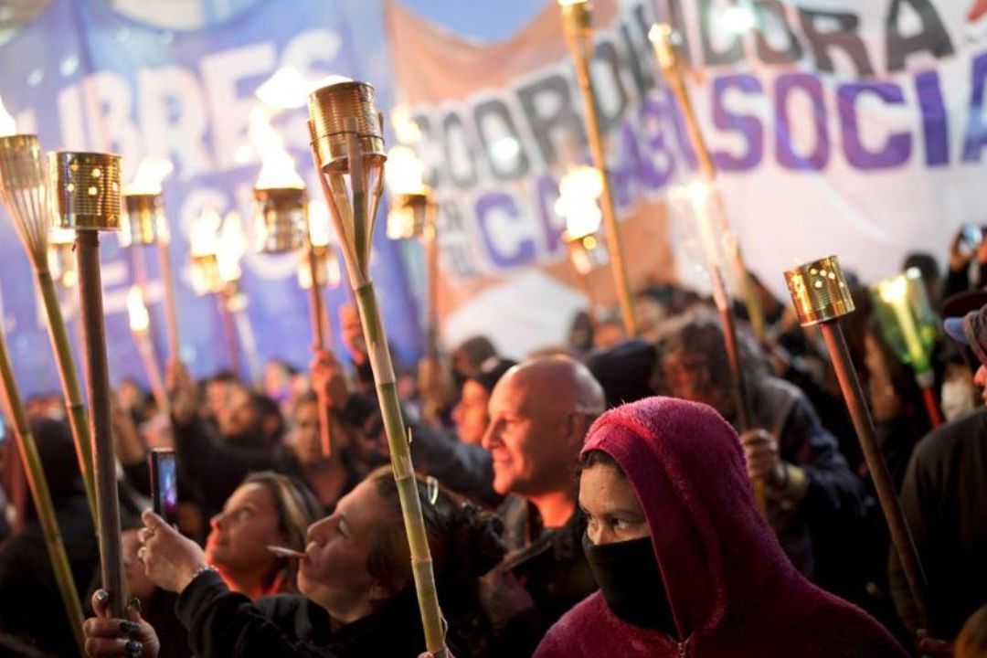 Argentinos marchan con antorchas en reclamo de salarios más altos para enfrentar la inflación