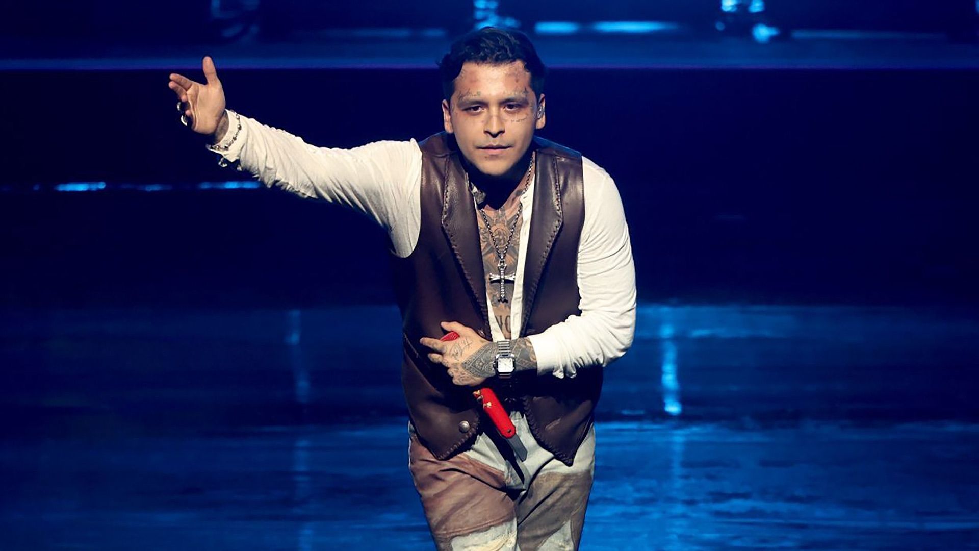 Christian Nodal en concierto, agradece al público