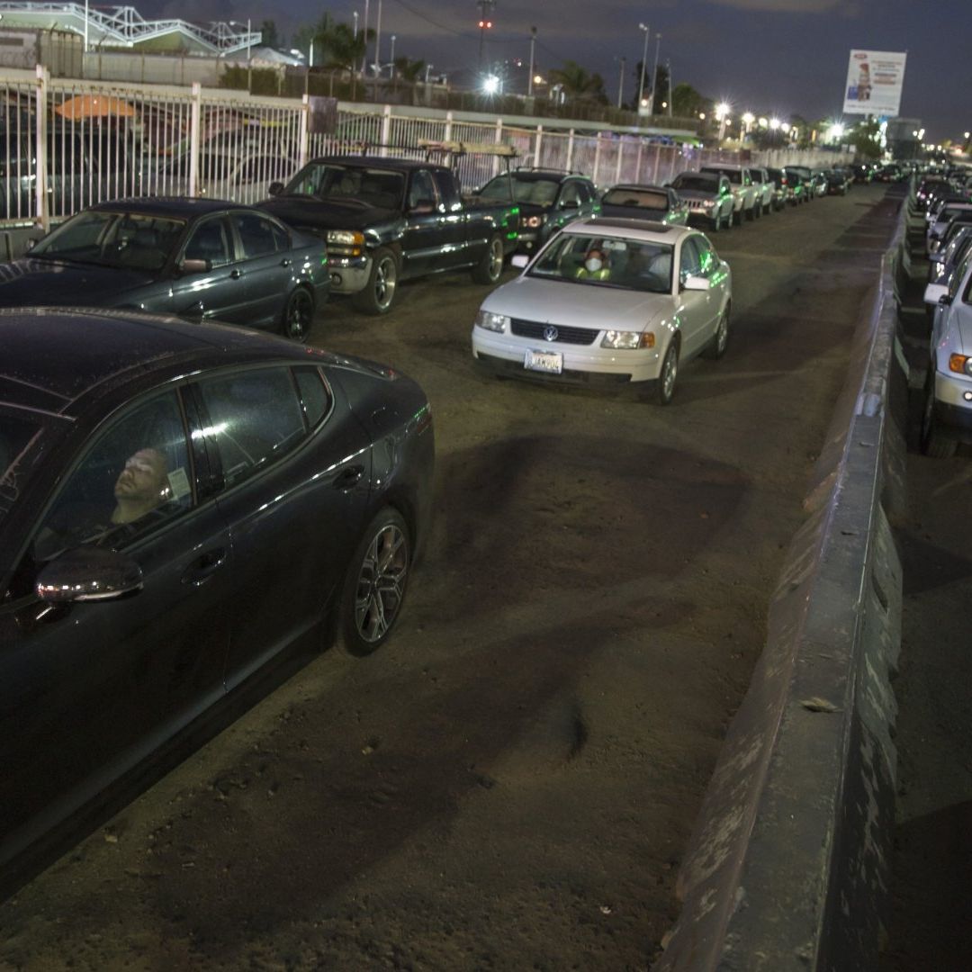 Autos en esperando a cruzar en la frontera de Tijuana, Baja California, hacia Estados Unidos.