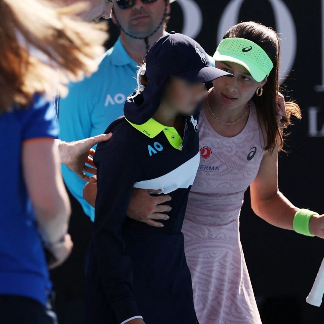 Una Recogepelotas Se Marea y Se Desvanece por el Calor en Partido del Abierto de Australia.