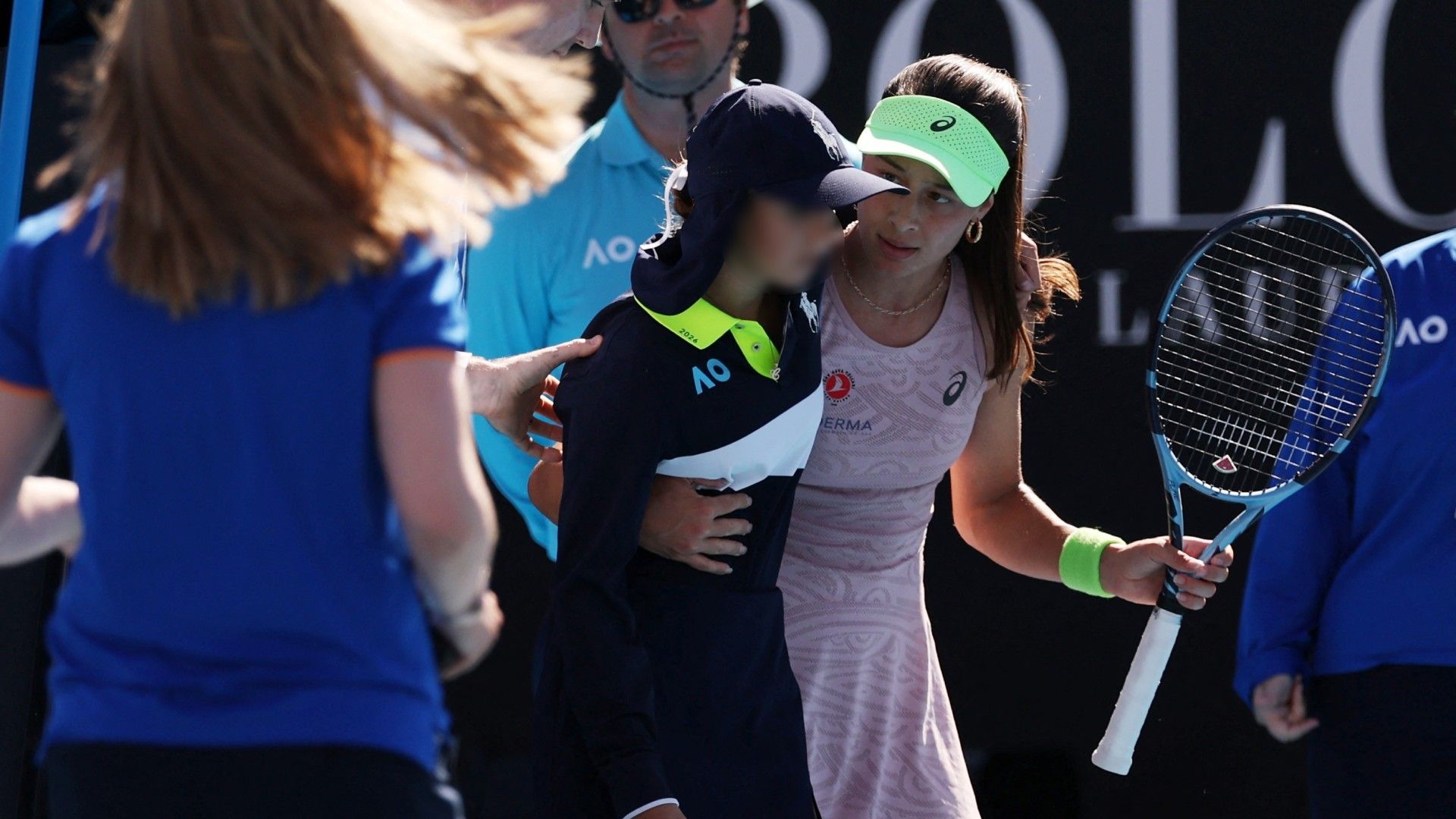 Una Recogepelotas Se Marea y Se Desvanece por el Calor en Partido del Abierto de Australia.