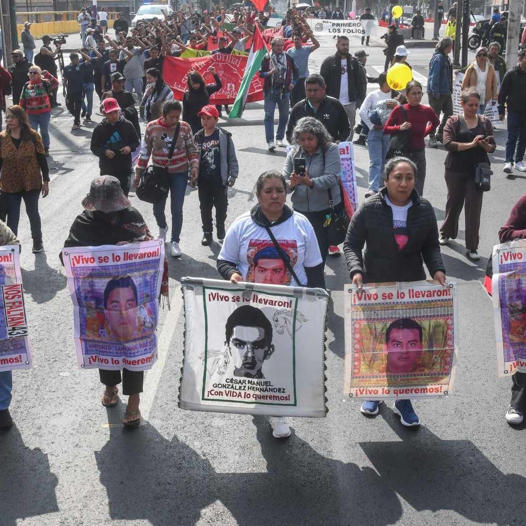 Marcha de madres y padres de los normalistas desaparecidos en CDMX, en diciembre 2025. Foto: Cuartoscuro | Archivo