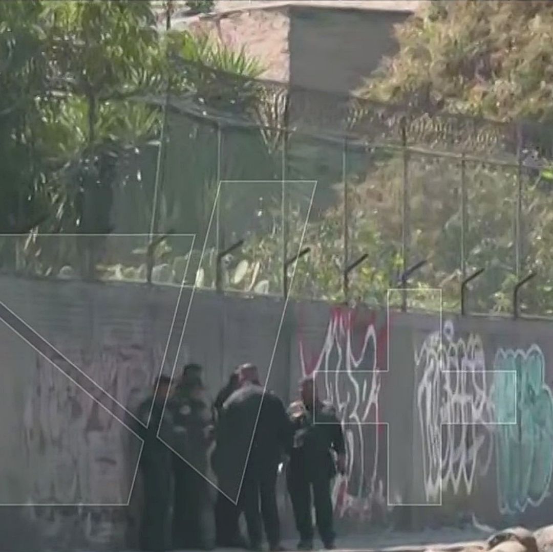 Policías resguardan zona donde fue encontrado el cadáver de una mujer. Foto: Captura de pantalla