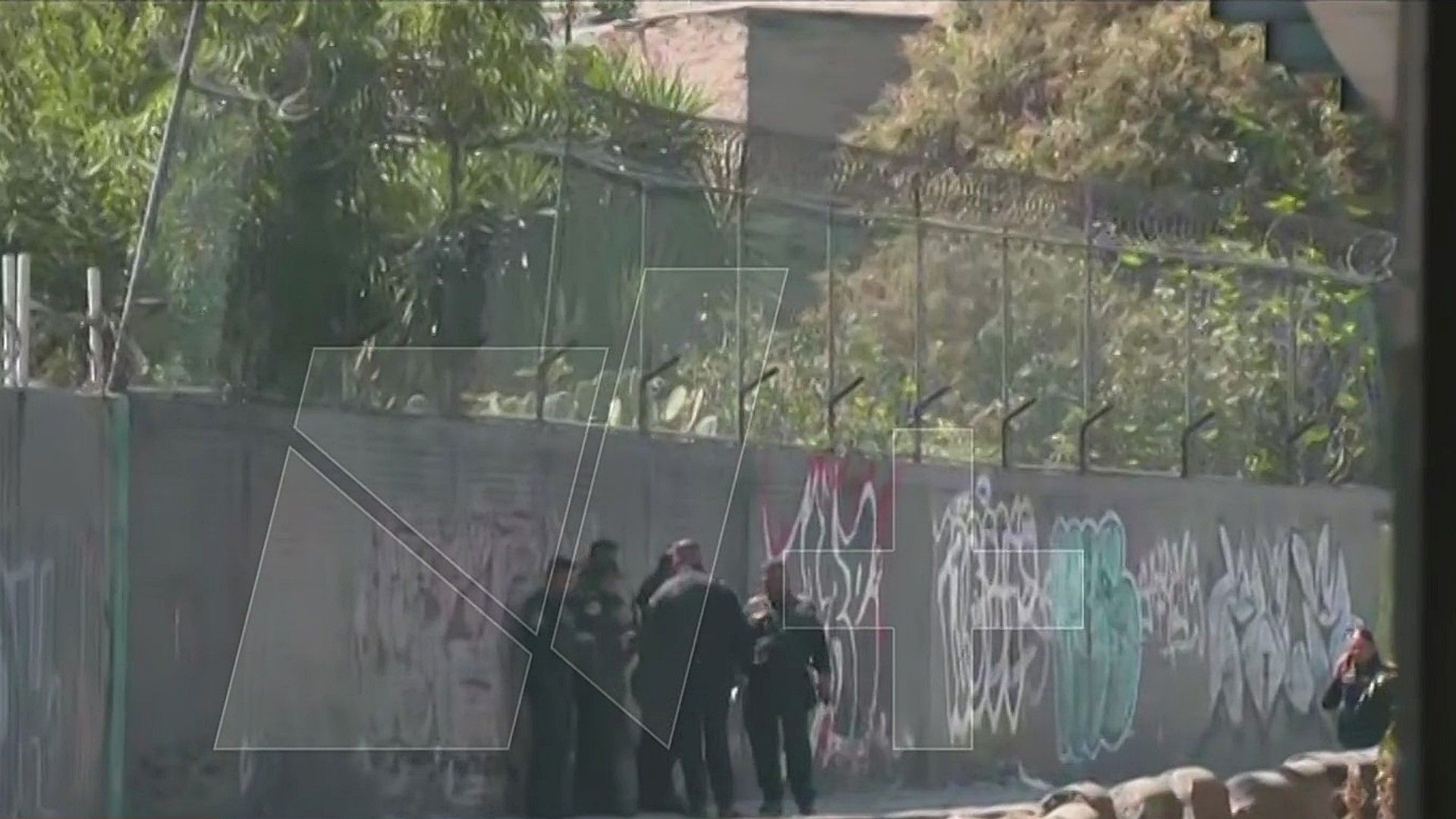 Policías resguardan zona donde fue encontrado el cadáver de una mujer. Foto: Captura de pantalla