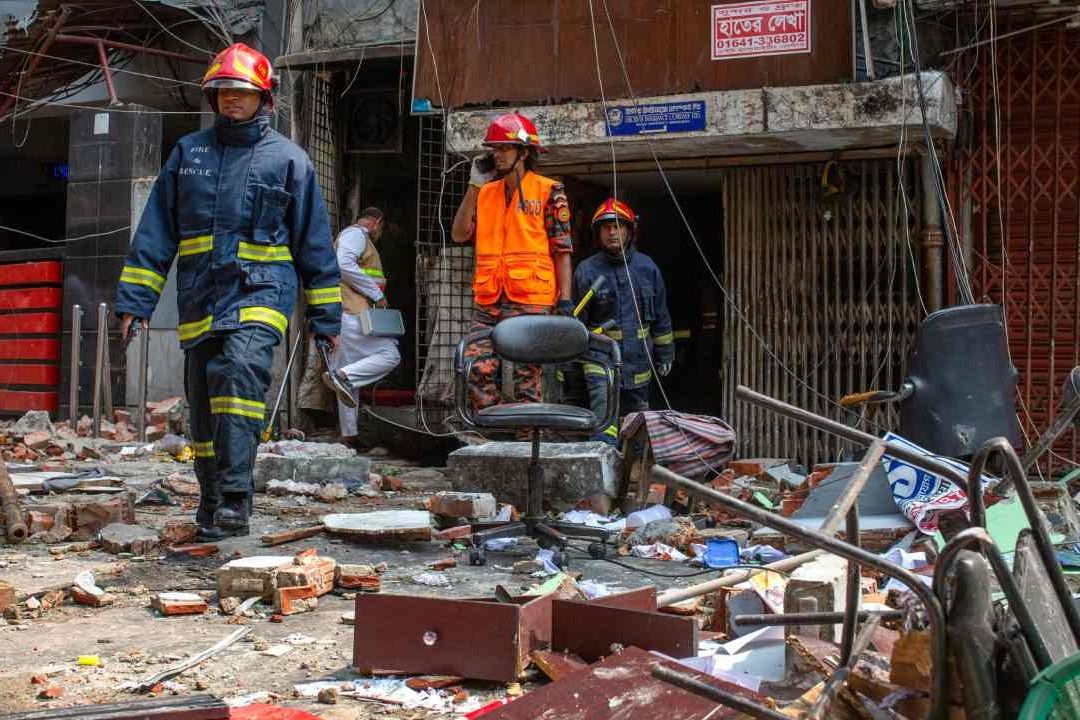 Explosión en edificio deja al menos 3 muertos en Bangladesh