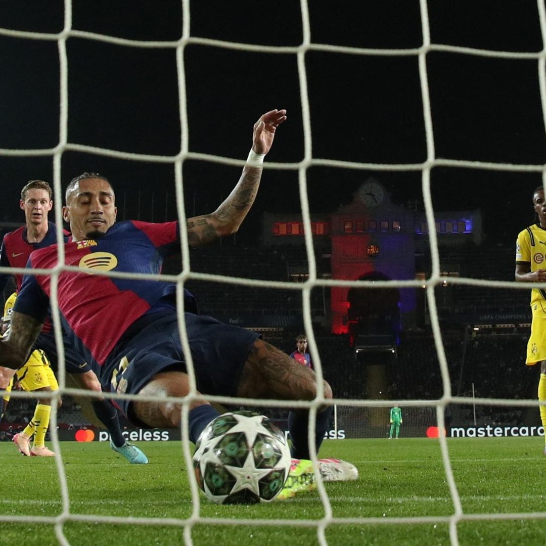 Raphinha abrió el marcador para el Barcelona, ante el Dortmund, en el juego de Champions League disputado en el Camp Nou. Foto: Reuters