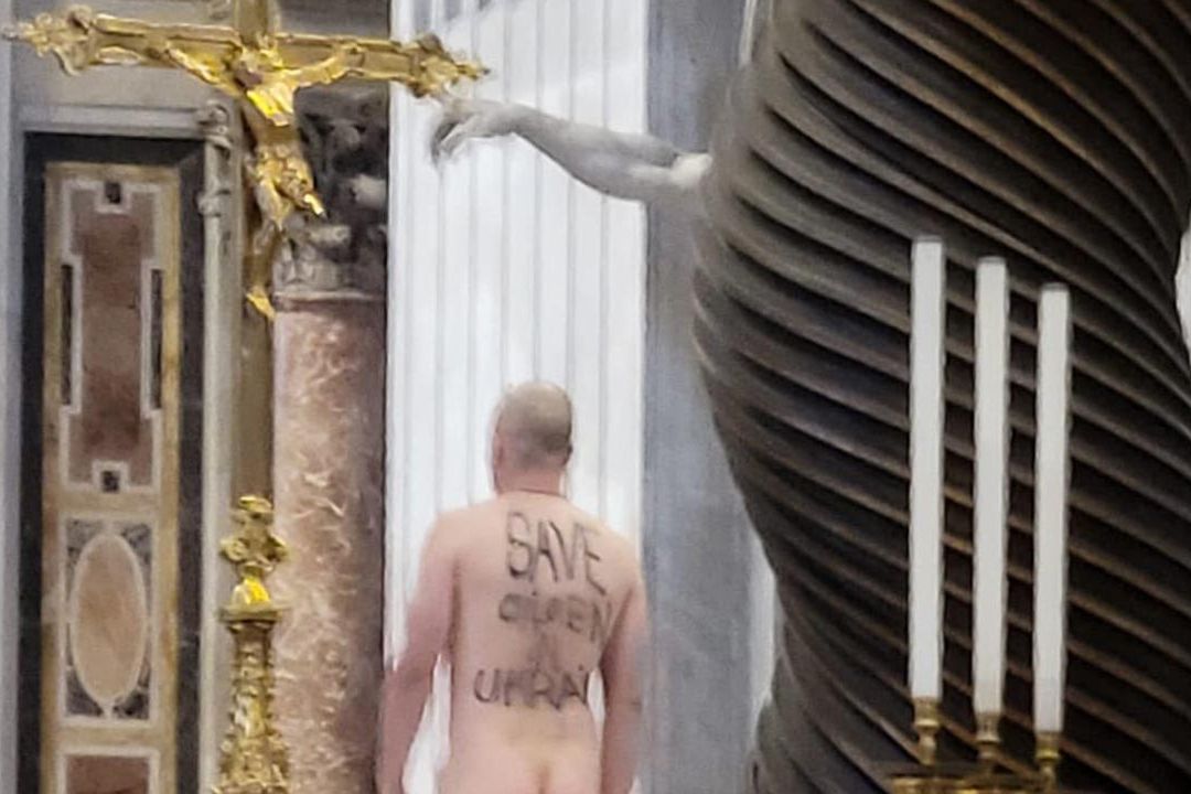 Hombre Se Desnuda en Basílica de San Pedro para Protestar por Guerra en Ucrania