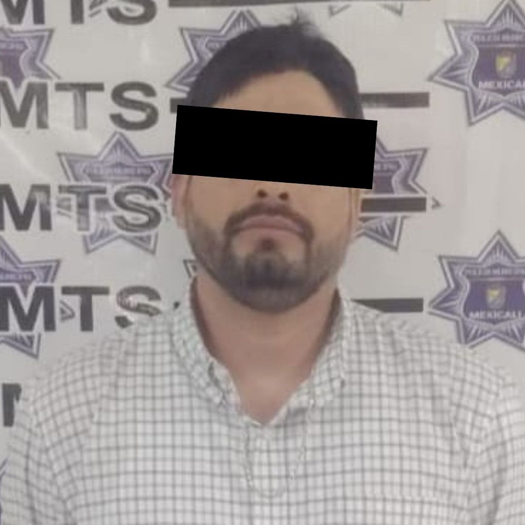 Hombre es Detenido tras una Persecución por Seguir a una Mujer y Chocar una Patrulla en Mexicali