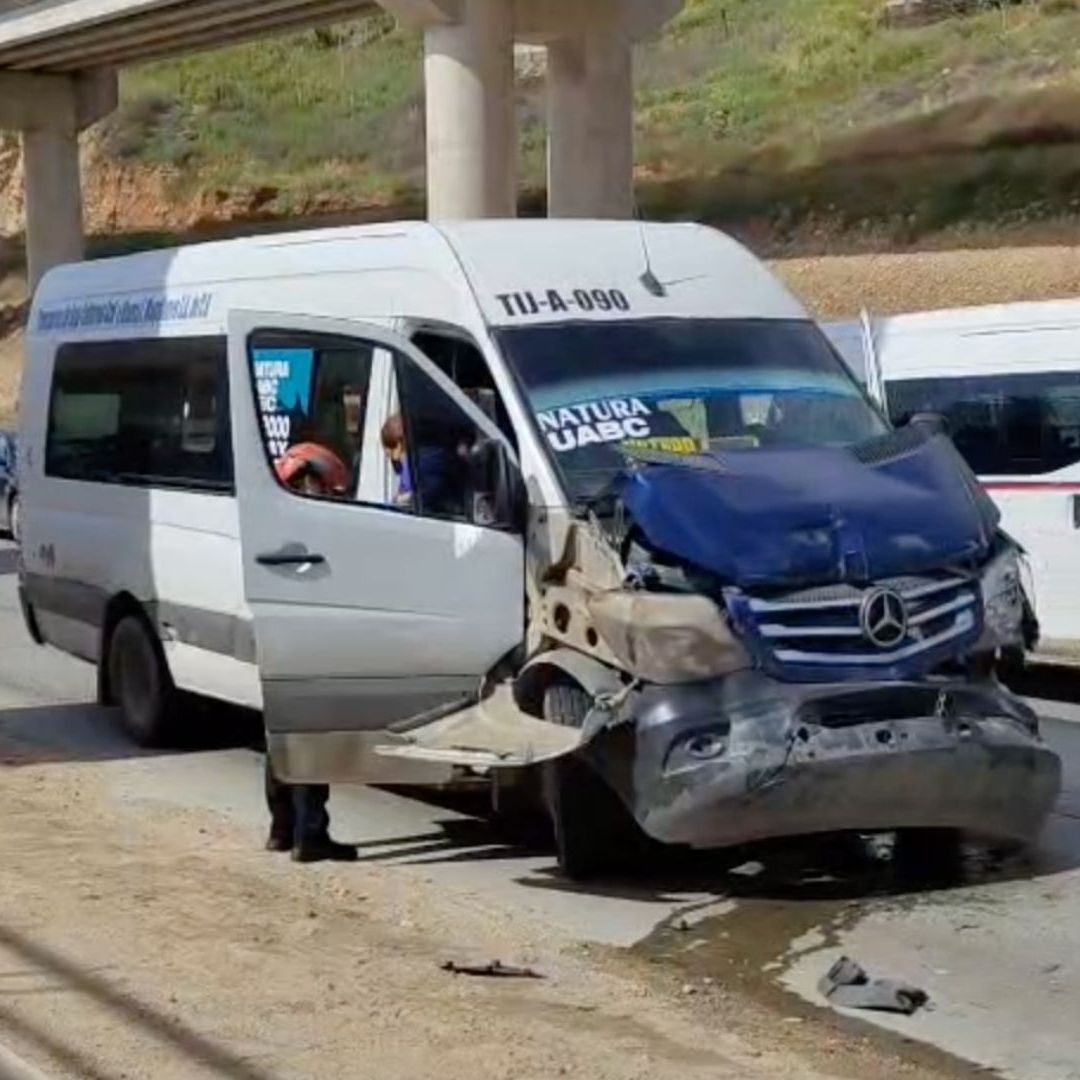 28 Personas Resultan Afectadas tras Choque de Dos Camionetas de Transporte Público en Baja California